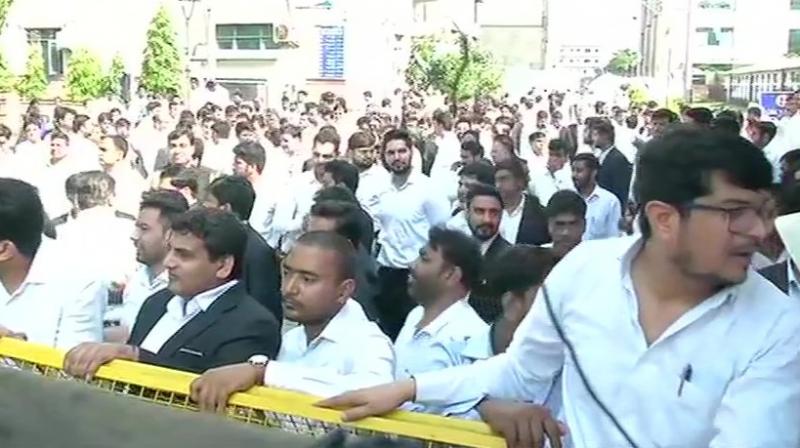 ದಿಲ್ಲಿ ರೋಹಿಣಿ ನ್ಯಾಯಾಲಯದಲ್ಲಿ ಪ್ರತಿಭಟನೆ: ಇಬ್ಬರು ವಕೀಲರು ಆತ್ಮಹತ್ಯೆಗೆ ಯತ್ನ