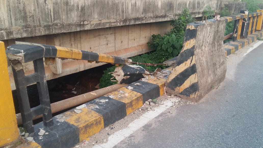 ಮುರಿದ ಉಚ್ಚಿಲ - ಕೆ.ಸಿರೋಡ್ ಮಧ್ಯದಲ್ಲಿರುವ ಸೇತುವೆಯ ತಡೆಗೋಡೆ: ಅಪಾಯ ತಪ್ಪಿಸುವಂತೆ ಮನವಿ