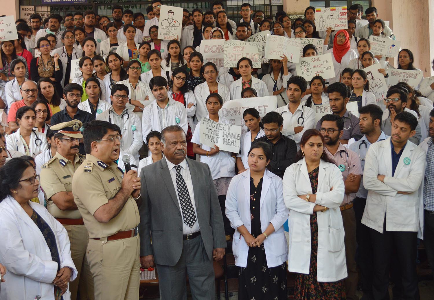 ಕಿರಿಯ ವೈದ್ಯರ ಮುಷ್ಕರ ಆರನೇ ದಿನಕ್ಕೆ: ಬೇಡಿಕೆ ಈಡೇರಿಸದಿದ್ದಲ್ಲಿ ಒಪಿಡಿ ಬಂದ್ ಕರೆ ಸಾಧ್ಯತೆ