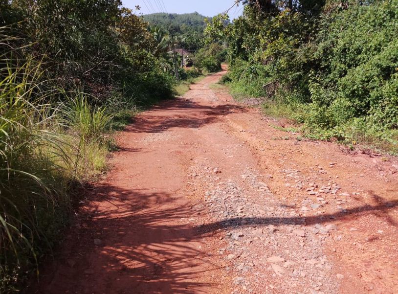 ಹೊಂಡ- ಗುಂಡಿಗಳಿಂದ ತುಂಬಿಕೊಂಡಿರುವ ಪೆರಿಯಡ್ಕ ಮುರದಮೇಲು ರಸ್ತೆ