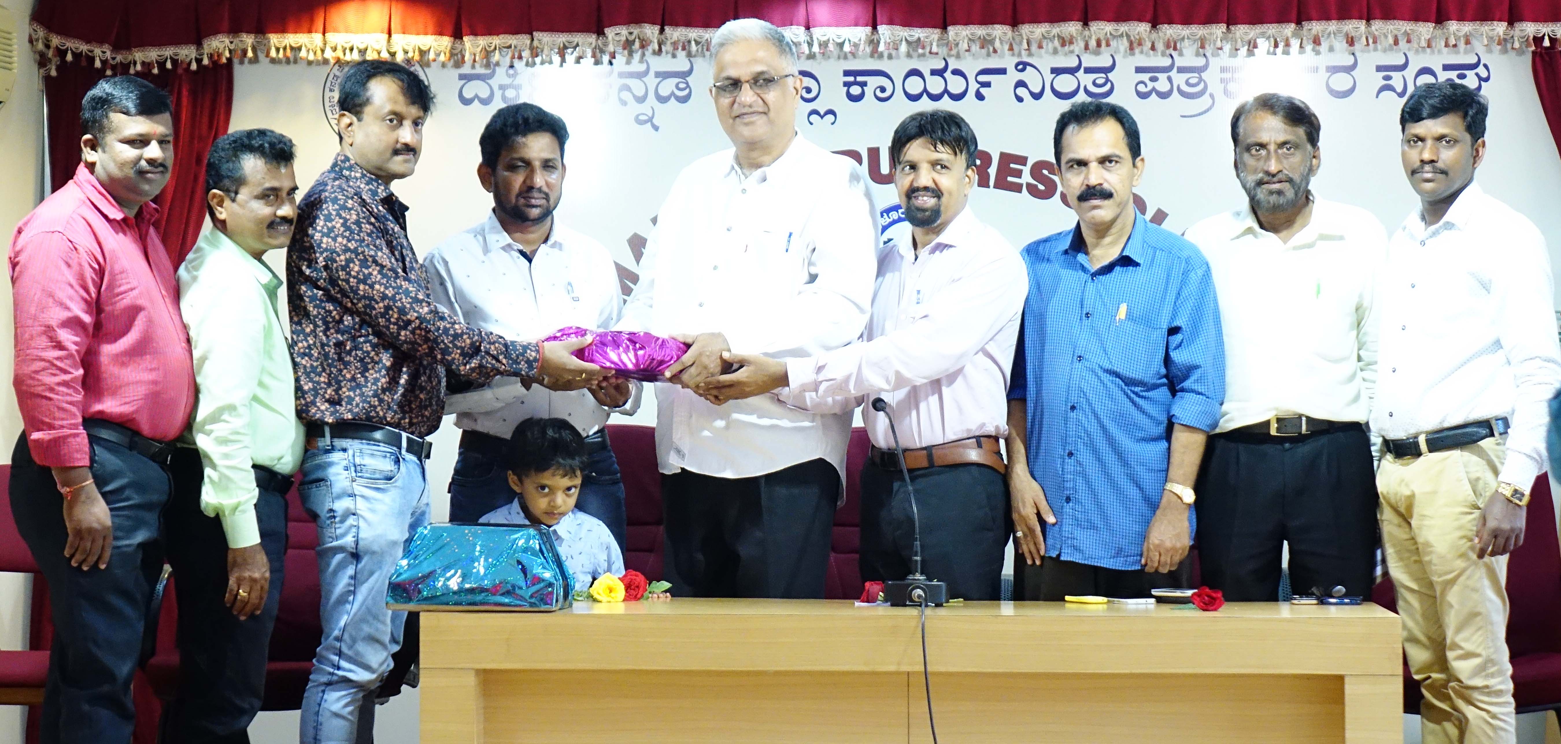 ಎಂಎಸ್ ಇಝಡ್ ನಿಂದ ಕುತ್ಲೂರು ಶಾಲಾ ಗ್ರಂಥಾಲಯಕ್ಕೆ ಪುಸ್ತಕಗಳ  ಹಸ್ತಾಂತರ