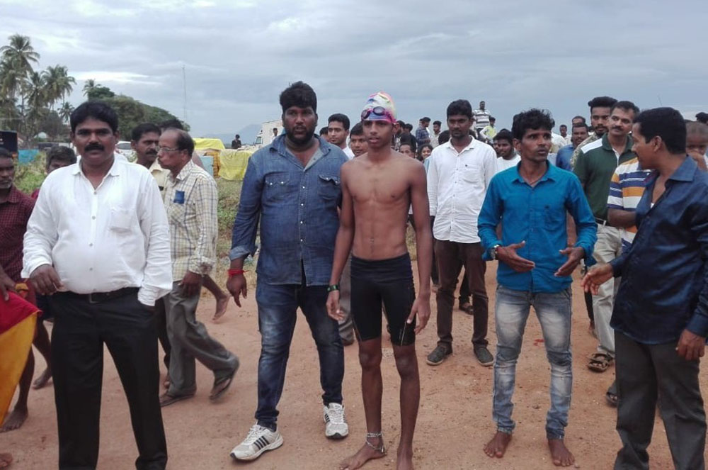 ಕಾಲಿಗೆ ಸರಪಳಿ ಬಿಗಿದು ನದಿಯಲ್ಲಿ ಈಜುವ ಮೂಲಕ ಸಾಧನೆ