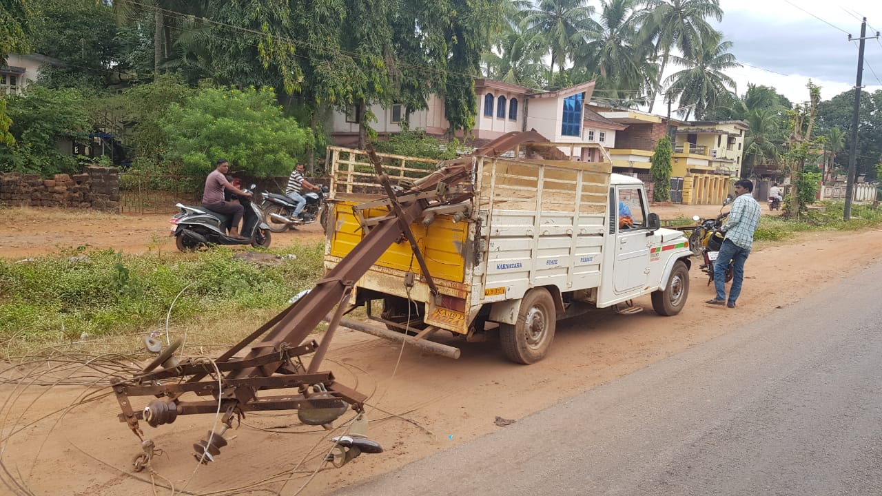 ಭಟ್ಕಳ: ವಿದ್ಯುತ್ ಕಂಬಕ್ಕೆ ಪಿಕ್‍ಅಪ್ ವಾಹನ ಢಿಕ್ಕಿ
