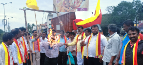 ಮಂಡ್ಯ: ವೈದ್ಯೆಯ ಅತ್ಯಾಚಾರ, ಹತ್ಯೆ ಆರೋಪಿಗಳ ಗಲ್ಲಿಗೇರಿಸಲು ಒತ್ತಾಯಿಸಿ ಹೆದ್ದಾರಿ ತಡೆ