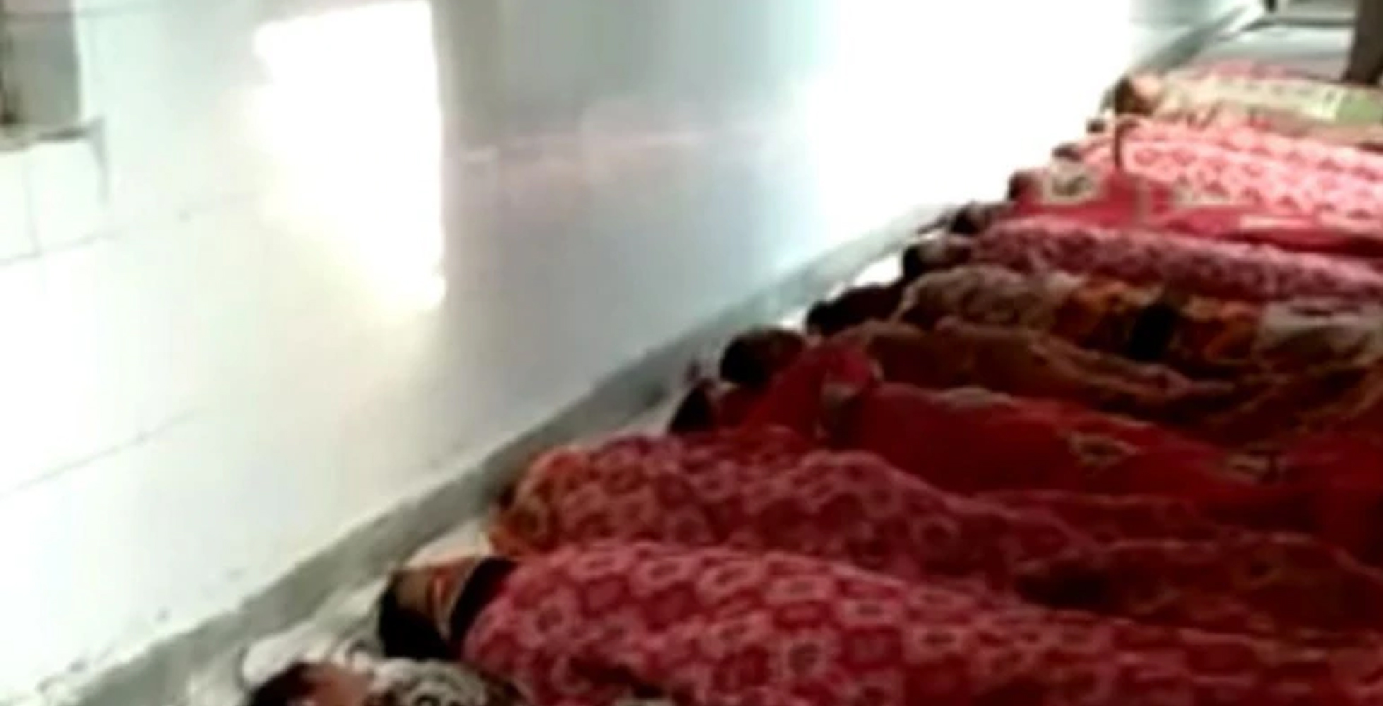 ಸಂತಾನಶಕ್ತಿಹರಣ ಶಸ್ತ್ರಚಿಕಿತ್ಸೆ ಬಳಿಕ ಮಹಿಳೆಯರನ್ನು ನೆಲದಲ್ಲಿ ಮಲಗಿಸಿದ ಸಿಬ್ಬಂದಿ