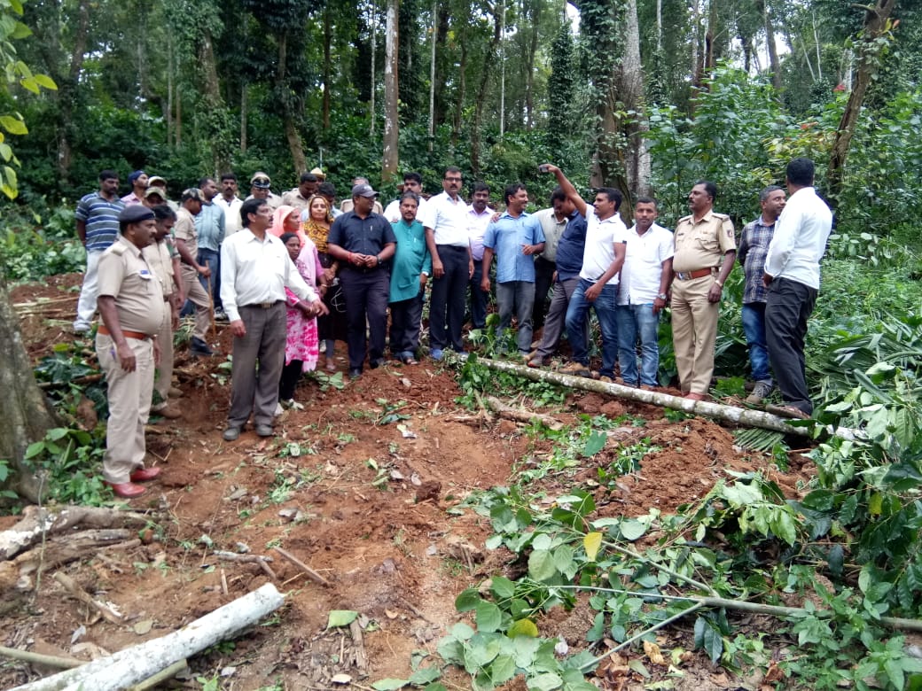 ಮಡಿಕೇರಿ: ಒತ್ತುವರಿಯಾಗಿದ್ದ ಸರ್ಕಾರಿ ಭೂಮಿ ವಶಕ್ಕೆ ಪಡೆದ ಜಿಲ್ಲಾಡಳಿತ