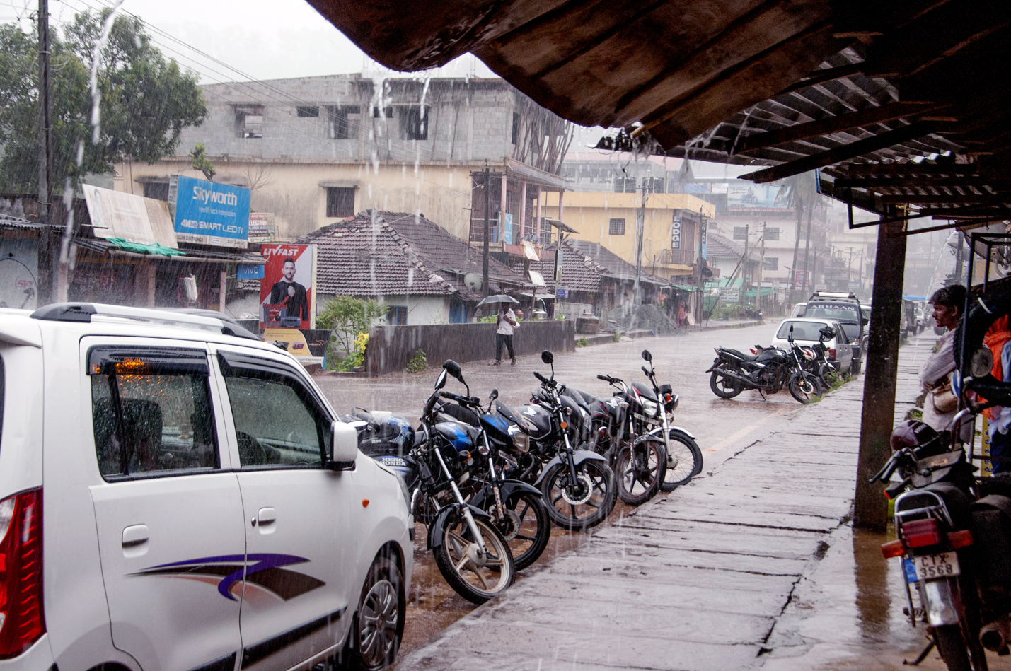 ಮಲೆನಾಡಿನಲ್ಲಿ ಧಿಡೀರ್ ಮಳೆ: ಬೆಳೆ ಸಂರಕ್ಷಣೆಗೆ ಪರದಾಡುತ್ತಿರುವ ಕೃಷಿಕರು