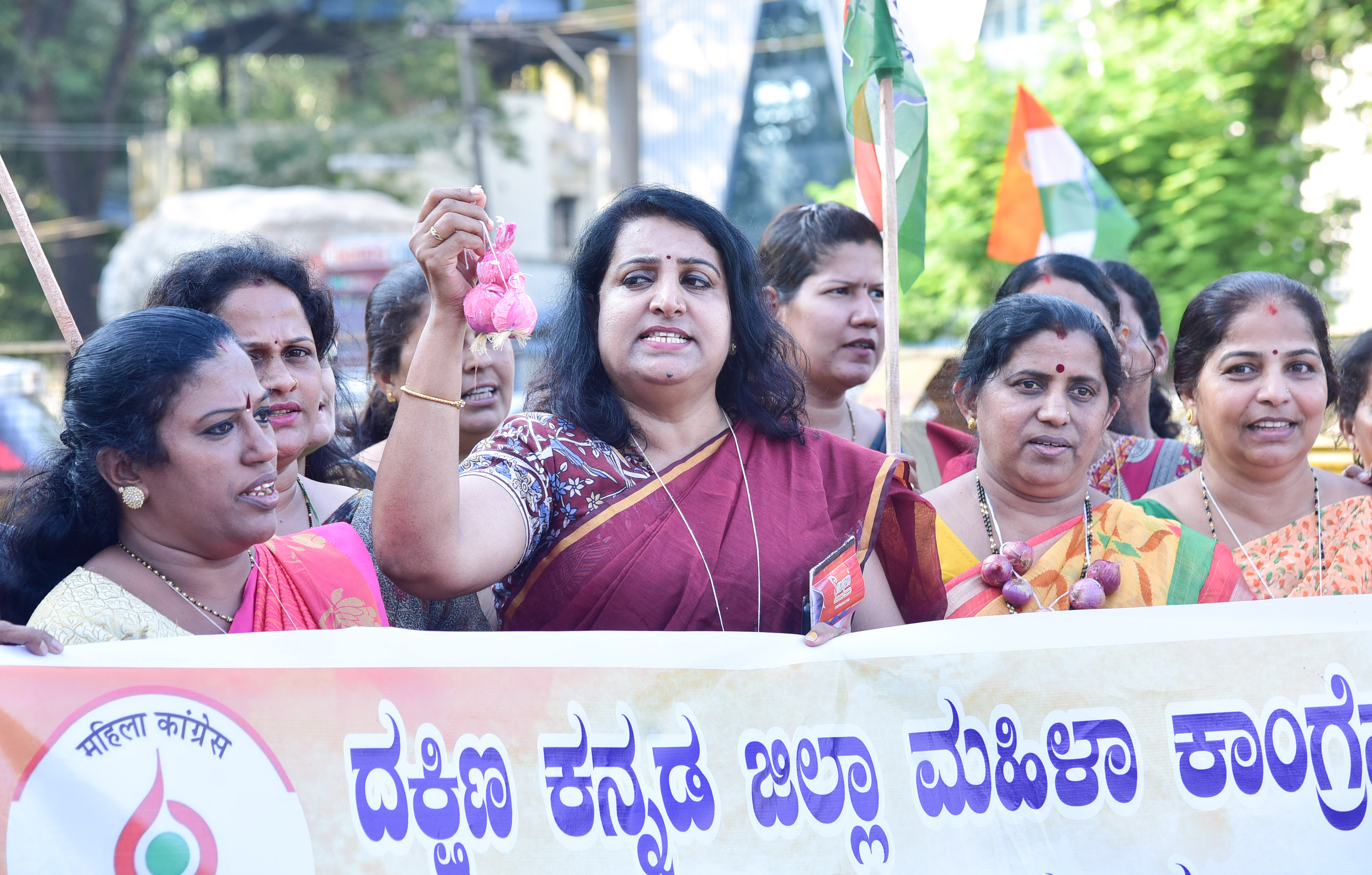 ಈರುಳ್ಳಿ ದರ ಏರಿಕೆ ವಿರೋಧಿಸಿ ದ.ಕ. ಜಿಲ್ಲಾ ಮಹಿಳಾ ಕಾಂಗ್ರೆಸ್ ಪ್ರತಿಭಟನೆ