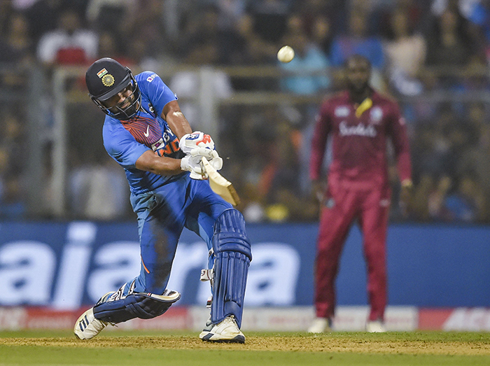 ಸಿಕ್ಸರ್ ನಲ್ಲಿ ಮತ್ತೊಂದು ಮೈಲುಗಲ್ಲು ತಲುಪಿದ ರೋಹಿತ್ ಶರ್ಮಾ