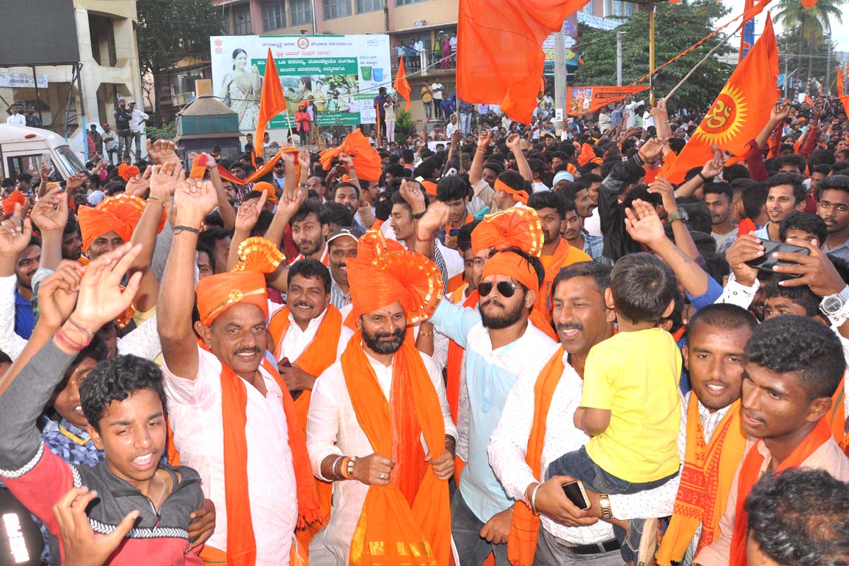 ಪೊಲೀಸ್ ಸರ್ಪಗಾವಲಿನಲ್ಲಿ ನಡೆದ ಶೋಭಾಯಾತ್ರೆ: ಸಂಚಾರಿ ನಿಯಮಗಳಿಗೆ ಕ್ಯಾರೆ ಅನ್ನದ ಕಾರ್ಯಕರ್ತರು