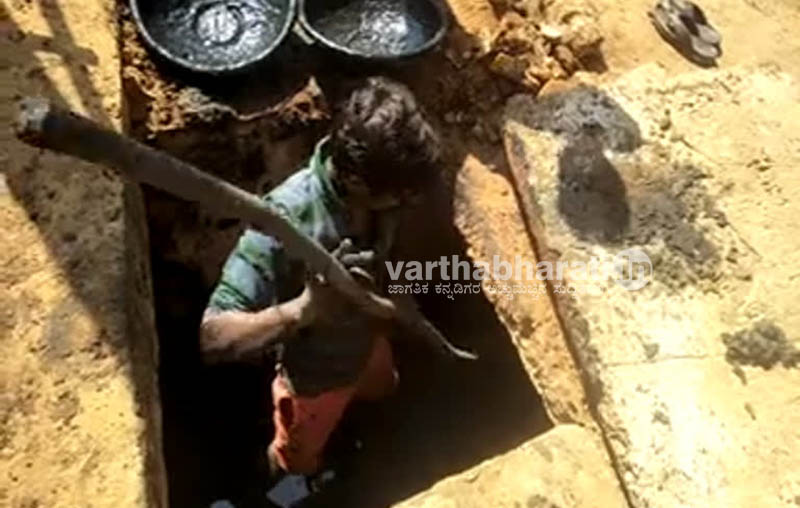 ನಂಜನಗೂಡು: ಬರಿಗೈಯಲ್ಲಿ ಮ್ಯಾನ್ ಹೋಲ್ ಸ್ವಚ್ಛಗೊಳಿಸಿದ ಪೌರಕಾರ್ಮಿಕರು; ಆರೋಪ