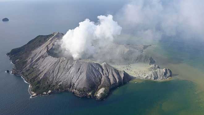ವೈಟ್ ಐಲ್ಯಾಂಡ್ ಜ್ವಾಲಾಮುಖಿ ಸ್ಫೋಟ; ಇಬ್ಬರು ಇನ್ನೂ ನಾಪತ್ತೆ
