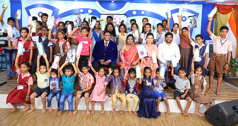 ಮಂಗಳೂರು: ಕ್ರಿಸ್ಮಸ್ ಪ್ರಯುಕ್ತ ವಿದ್ಯಾರ್ಥಿ ವೇತನ ವಿತರಣೆ