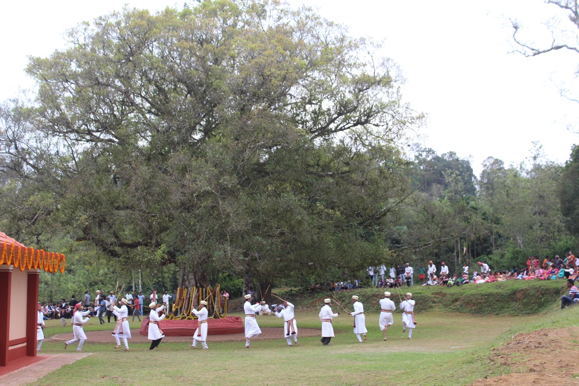 ಐತಿಹಾಸಿಕ ಕೊಳಕೇರಿ ನಾಡ್ ಮಂದ್‍ನಲ್ಲಿ ‘ಹುತ್ತರಿ ಕೋಲಾಟ’