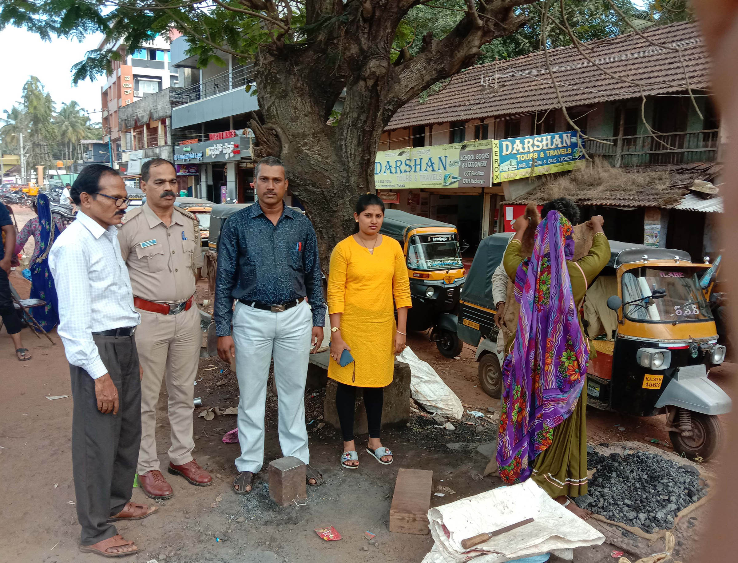 ರಾಜ್ಯ ಹೆದ್ದಾರಿ ಬದಿ ವಾಸಿಸುತ್ತಿದ್ದ ಕುಟುಂಬಗಳ ಸ್ಥಳಾಂತರ