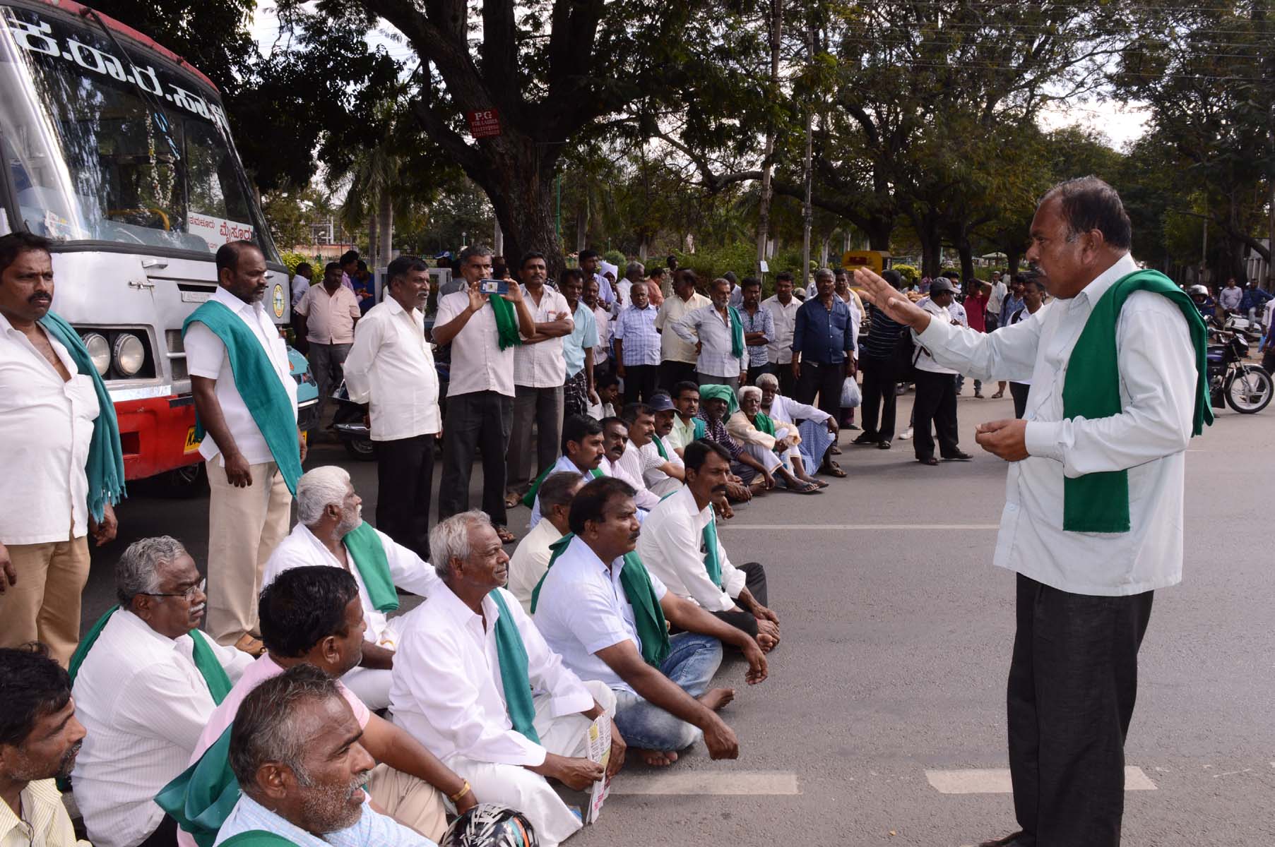 ಮಂಡ್ಯ: ಭತ್ತ ಖರೀದಿ ಕೇಂದ್ರ ತೆರೆಯಲು ಒತ್ತಾಯಿಸಿ ರಸ್ತೆ ತಡೆ