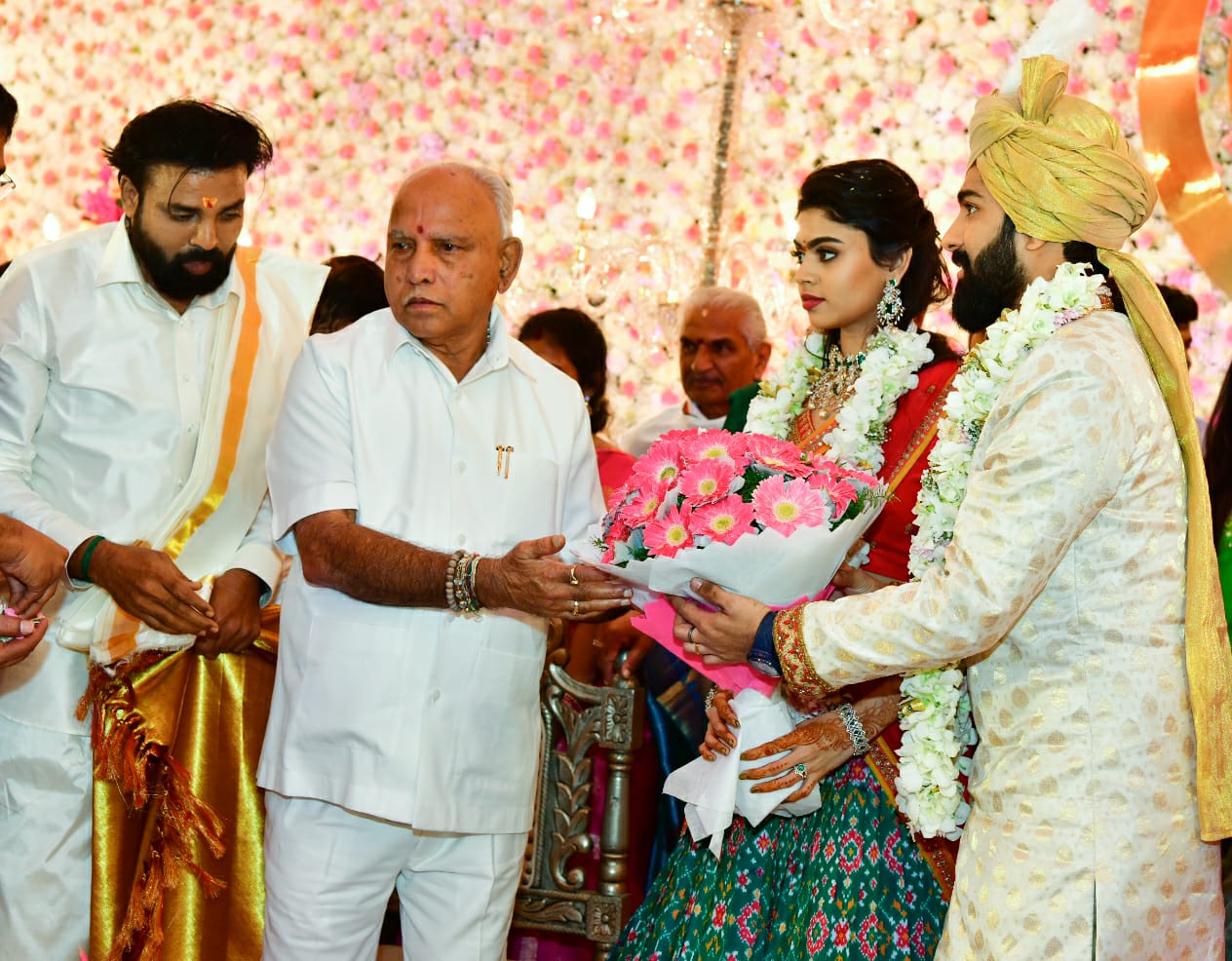 ಅದ್ದೂರಿಯಾಗಿ ನಡೆದ ಸಚಿವ ಶ್ರೀರಾಮುಲು ಪುತ್ರಿ ವಿವಾಹ ನಿಶ್ಚಿತಾರ್ಥ