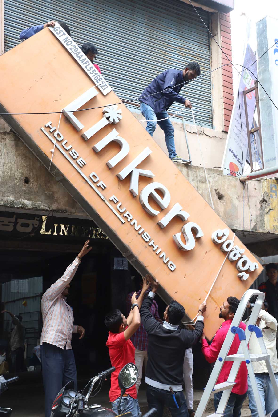 ಕನ್ನಡಕ್ಕೆ ಮಾನ್ಯತೆ ನೀಡದ ಮಳಿಗೆಗಳ ನಾಮಫಲಕ ತೆರವು