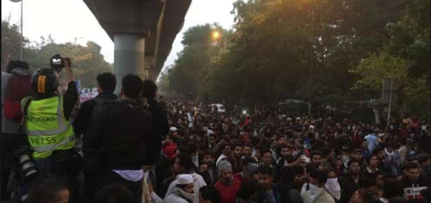 ಪೌರತ್ವ ಕಾಯ್ದೆ ವಿರುದ್ಧ ಜಾಮಿಯಾ ವಿವಿಯಲ್ಲಿ ಭಾರೀ ಪ್ರತಿಭಟನೆ: ಪೊಲೀಸರಿಂದ ಲಾಠಿಚಾರ್ಜ್, ಅಶ್ರುವಾಯು ಪ್ರಯೋಗ