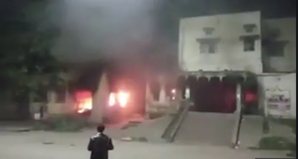 ಪೌರತ್ವ ಕಾಯ್ದೆ ವಿರುದ್ಧ ಹೆಚ್ಚಿದ ಆಕ್ರೋಶ: ರೈಲ್ವೆ ನಿಲ್ದಾಣಕ್ಕೆ ಬೆಂಕಿ ಹಚ್ಚಿದ ಪ್ರತಿಭಟನಕಾರರು