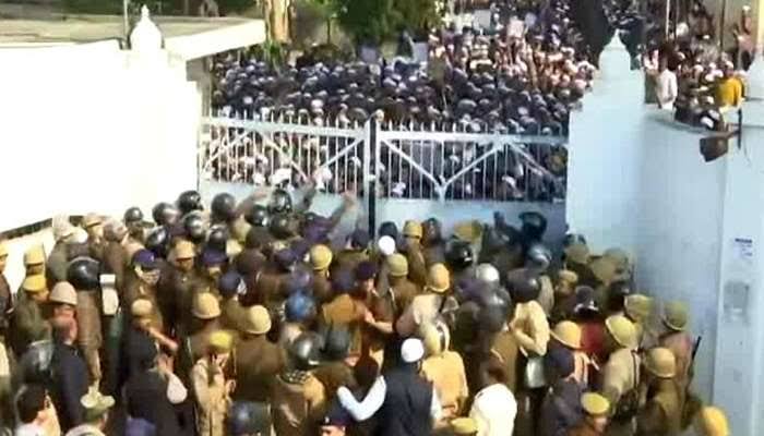 ಜಾಮಿಯಾ ವಿದ್ಯಾರ್ಥಿಗಳ ಮೇಲಿನ ದೌರ್ಜನ್ಯ ಖಂಡಿಸಿ ನದ್ವಾ ಕಾಲೇಜು ವಿದ್ಯಾರ್ಥಿಗಳಿಂದ ಭಾರೀ ಪ್ರತಿಭಟನೆ