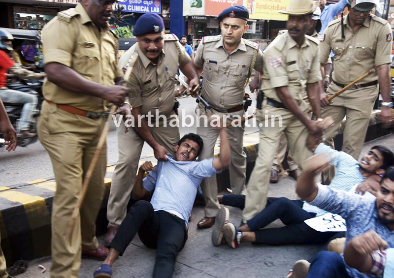 ಮಂಗಳೂರು: ರಸ್ತೆ ತಡೆ ನಡೆಸಿದ ಸಿಎಫ್‌ಐ ಕಾರ್ಯಕರ್ತರ ಮೇಲೆ ಲಾಠಿಚಾರ್ಜ್