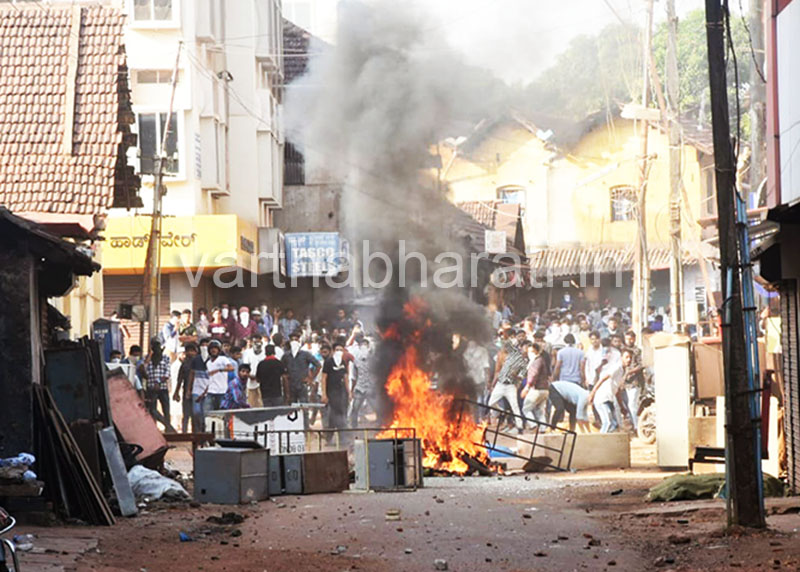 ಮಂಗಳೂರಿನಲ್ಲಿ ನಿಯಂತ್ರಣಕ್ಕೆ ಬಾರದ ಪರಿಸ್ಥಿತಿ: ಅಲ್ಲಲ್ಲಿ ಪ್ರತಿಭಟನಕಾರರ ಜಮಾವಣೆ; ಟಯರ್ ಗೆ ಬೆಂಕಿ