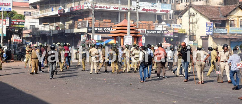 ಮಂಗಳೂರಿನಲ್ಲಿ ಭಾರೀ ಪ್ರತಿಭಟನೆ : ಮಾಜಿ ಮೇಯರ್ ಅಶ್ರಫ್ ಸಹಿತ ಐವರಿಗೆ ಗಾಯ