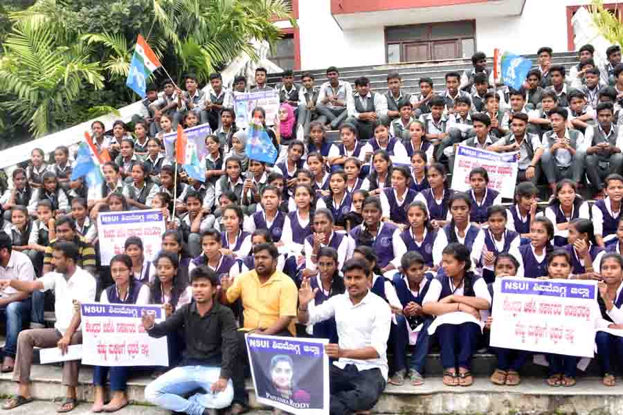 ವೈದ್ಯೆಯ ಅತ್ಯಾಚಾರ, ಕೊಲೆ: ಆರೋಪಿಗಳ ವಿರುದ್ಧ ಕಠಿಣ ಕ್ರಮಕ್ಕೆ ಆಗ್ರಹಿಸಿ ಶಿವಮೊಗ್ಗದಲ್ಲಿ ಧರಣಿ