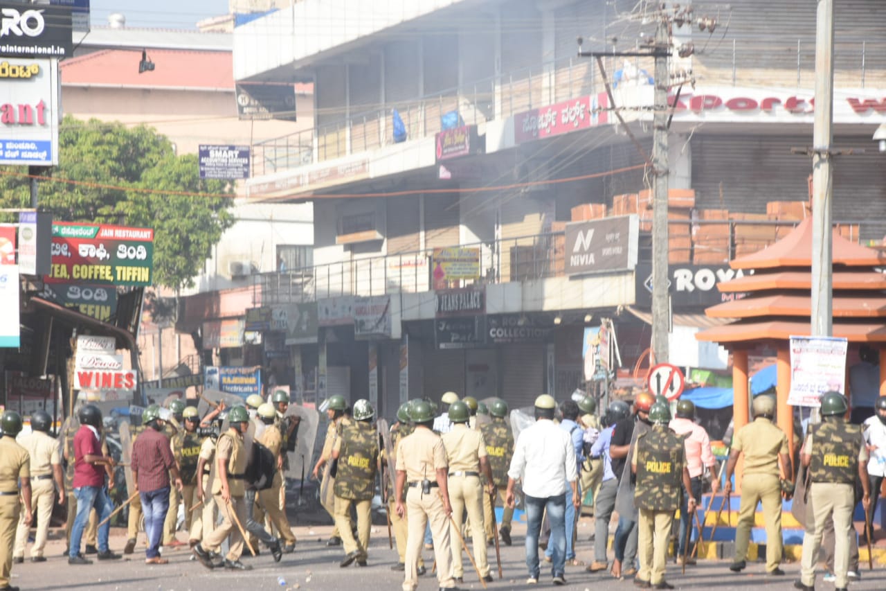 ಮಂಗಳೂರು ಪೊಲೀಸರ ದೌರ್ಜನ್ಯ ಆರೋಪ : ಐಸಿಯುನಲ್ಲಿ ಹೆದರಿ ಅಡಗಿ ಕುಳಿತ ವೈದ್ಯರು ! ಮಂಗಳೂರು ಪೊಲೀಸರ ದೌರ್ಜನ್ಯ ಆರೋಪ : ಐಸಿಯುನಲ್ಲಿ ಹೆದರಿ ಅಡಗಿ ಕುಳಿತ ವೈದ್ಯರು !