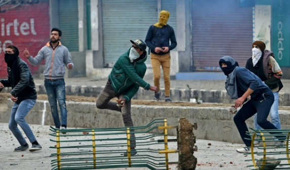 ಟೋಪಿ ಧರಿಸಿ ಕಲ್ಲುತೂರಾಟ ನಡೆಸುತ್ತಿದ್ದ ಬಿಜೆಪಿ ಕಾರ್ಯಕರ್ತ, ಸಹಚರರ ಬಂಧನ