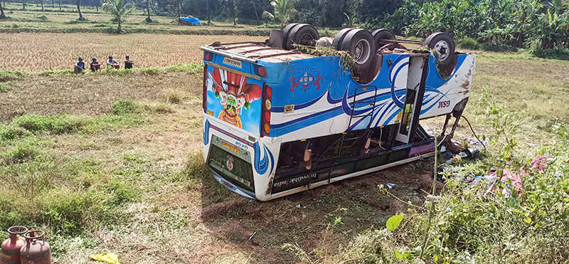 ಬೆಳ್ತಂಗಡಿ : ಮಿನಿ ಬಸ್ ಪಲ್ಟಿಯಾಗಿ 18 ಮಂದಿಗೆ ಗಾಯ