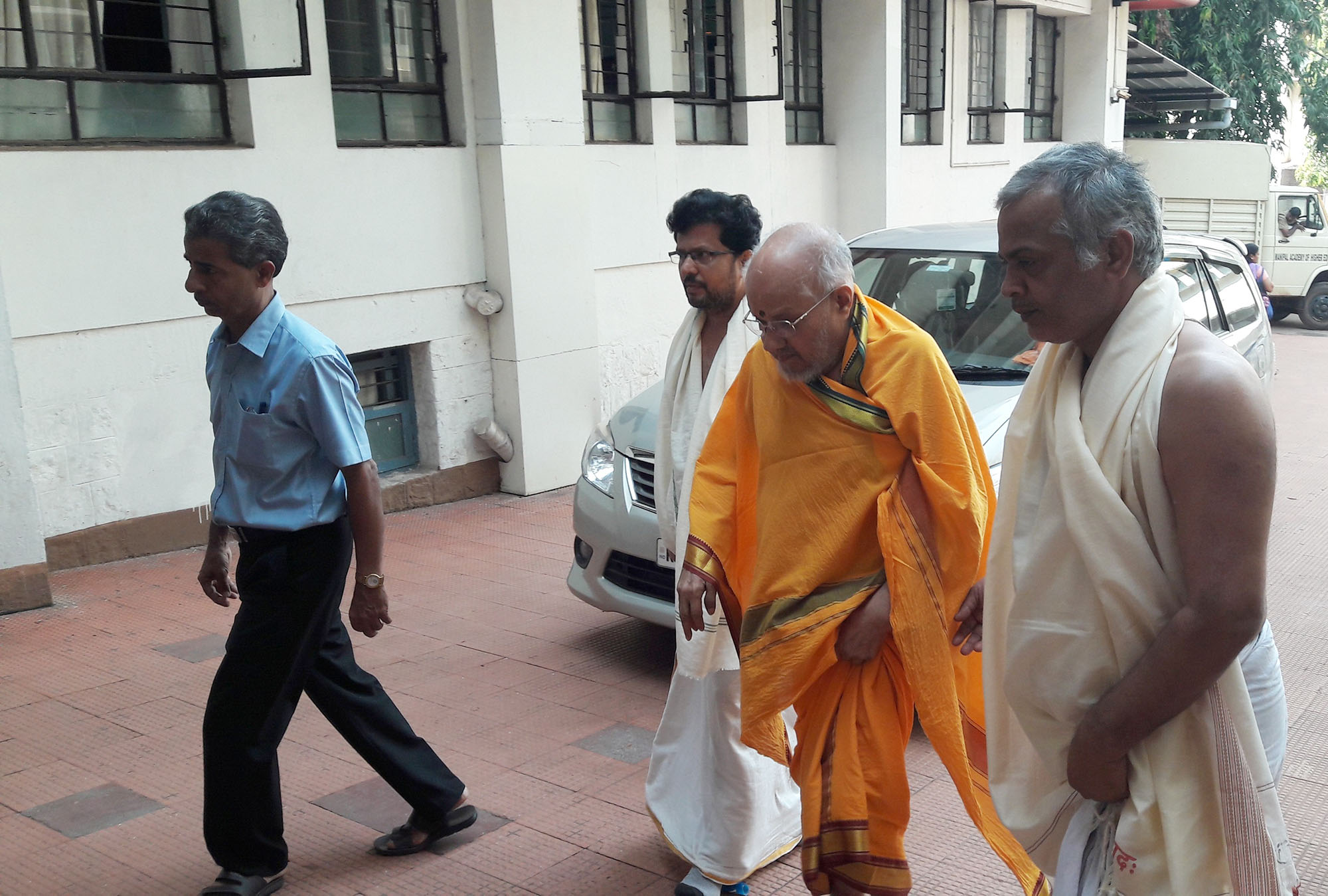 ಪೇಜಾವರ ಶ್ರೀ ಅನಾರೋಗ್ಯ: ಆಸ್ಪತ್ರೆಗೆ ಹಲವು ಗಣ್ಯರ ಭೇಟಿ