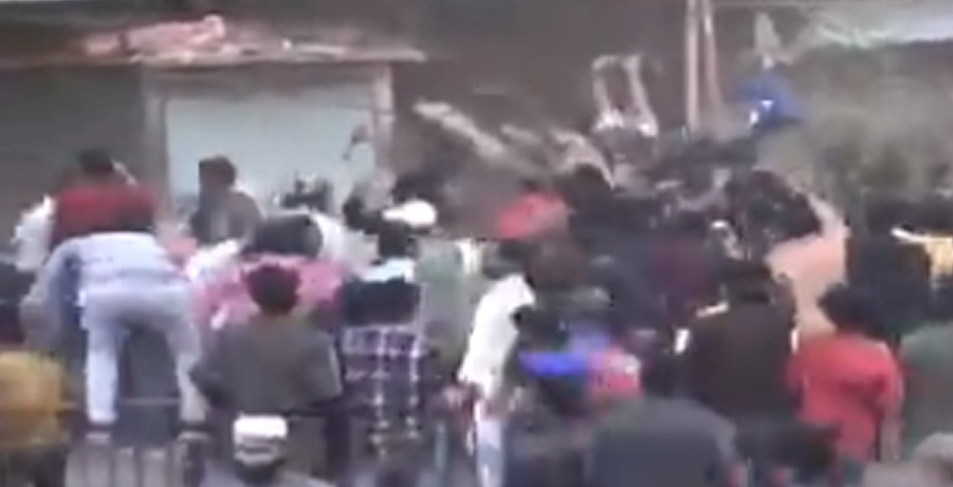 ಆಕ್ರೋಶಿತ ಗುಂಪಿನಿಂದ ಪೊಲೀಸರನ್ನು ರಕ್ಷಿಸಿದ ಸಿಎಎ ಪ್ರತಿಭಟನಕಾರರು