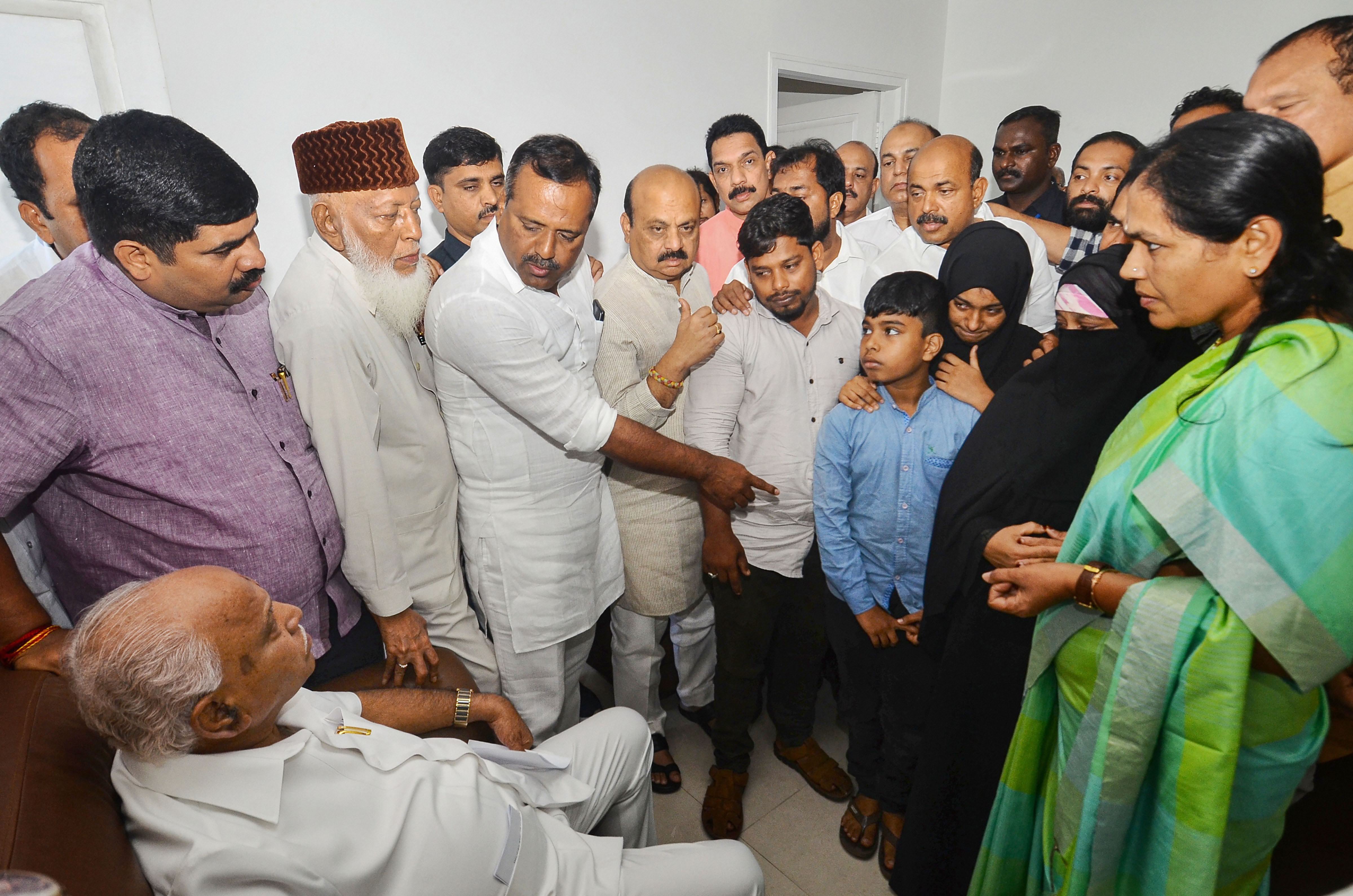 ಪೊಲೀಸ್ ಗುಂಡಿಗೆ ಬಲಿಯಾದವರ ಕುಟುಂಬವನ್ನು ಭೇಟಿಯಾದ ಸಿಎಂ ಯಡಿಯೂರಪ್ಪ