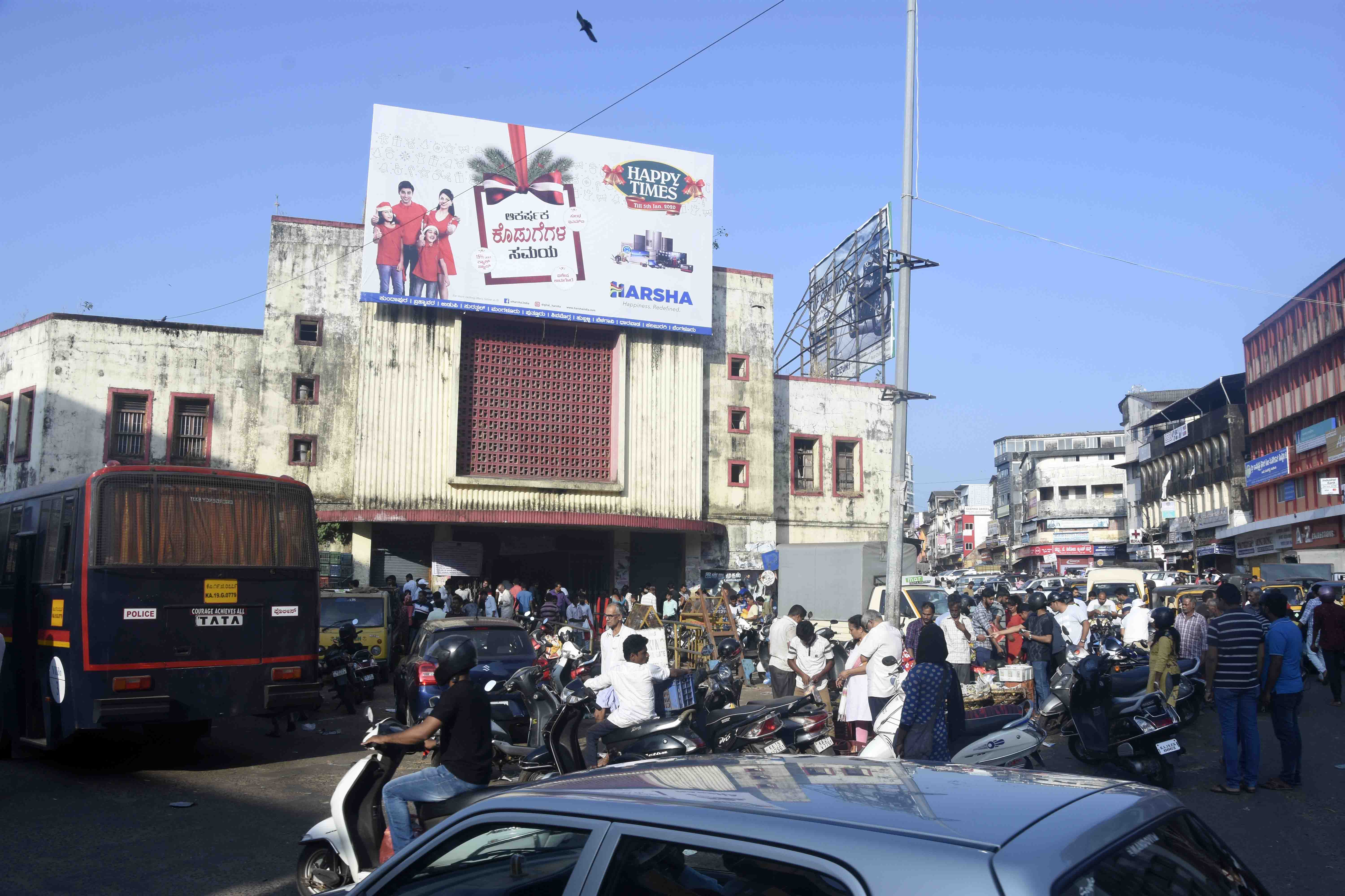 ಮಂಗಳೂರಿನಲ್ಲಿ ಮೂರು ಗಂಟೆ ಕರ್ಫ್ಯೂ ಸಡಿಲಿಕೆ: ಮಾರ್ಕೆಟ್‌ನಲ್ಲಿ ಜನಜಂಗುಳಿ