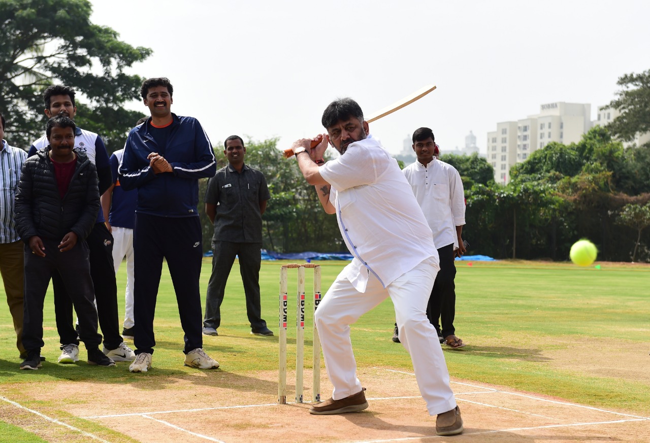 ಕ್ರಿಕೆಟ್ ಆಟವಾಡಿ ಗಮನ ಸೆಳೆದ ಡಿ.ಕೆ.ಶಿವಕುಮಾರ್