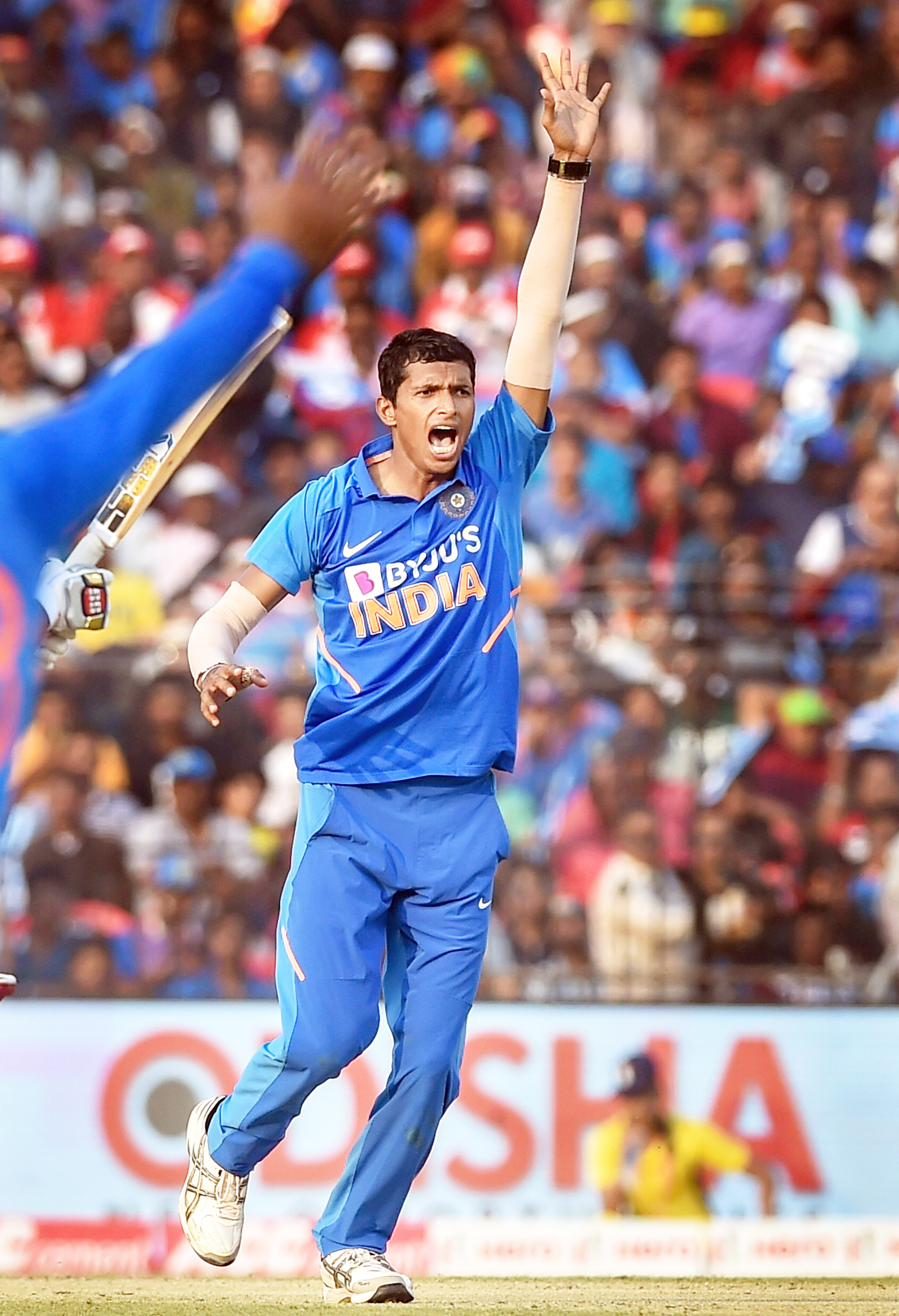 ಏಕದಿನ ಪಂದ್ಯಕ್ಕೆ ನವದೀಪ್ ಸೈನಿ ಪಾದಾರ್ಪಣೆ ಏಕದಿನ ಪಂದ್ಯಕ್ಕೆ ನವದೀಪ್ ಸೈನಿ ಪಾದಾರ್ಪಣೆ