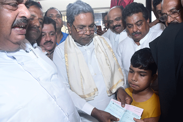 ಸಿದ್ದರಾಮಯ್ಯ ನೇತೃತ್ವದಲ್ಲಿ 5 ಲಕ್ಷ ರೂ, ಜಿಲ್ಲಾ ಕಾಂಗ್ರೆಸ್‌ನಿಂದ 2.5 ಲಕ್ಷ ರೂ.ನ ಚೆಕ್ ವಿತರಣೆ