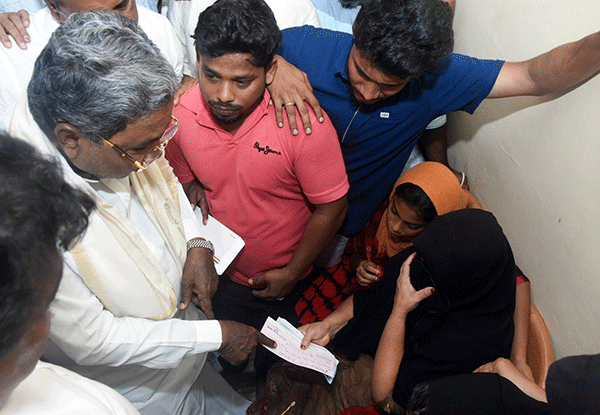 ಸಿದ್ದರಾಮಯ್ಯ ನೇತೃತ್ವದಲ್ಲಿ ನೌಶೀನ್ ಕುಟುಂಬಕ್ಕೆ 5 ಲಕ್ಷ ರೂ, ಜಿಲ್ಲಾ ಕಾಂಗ್ರೆಸ್‌ನಿಂದ 2.5 ಲಕ್ಷ ರೂ. ಚೆಕ್ ವಿತರಣೆ