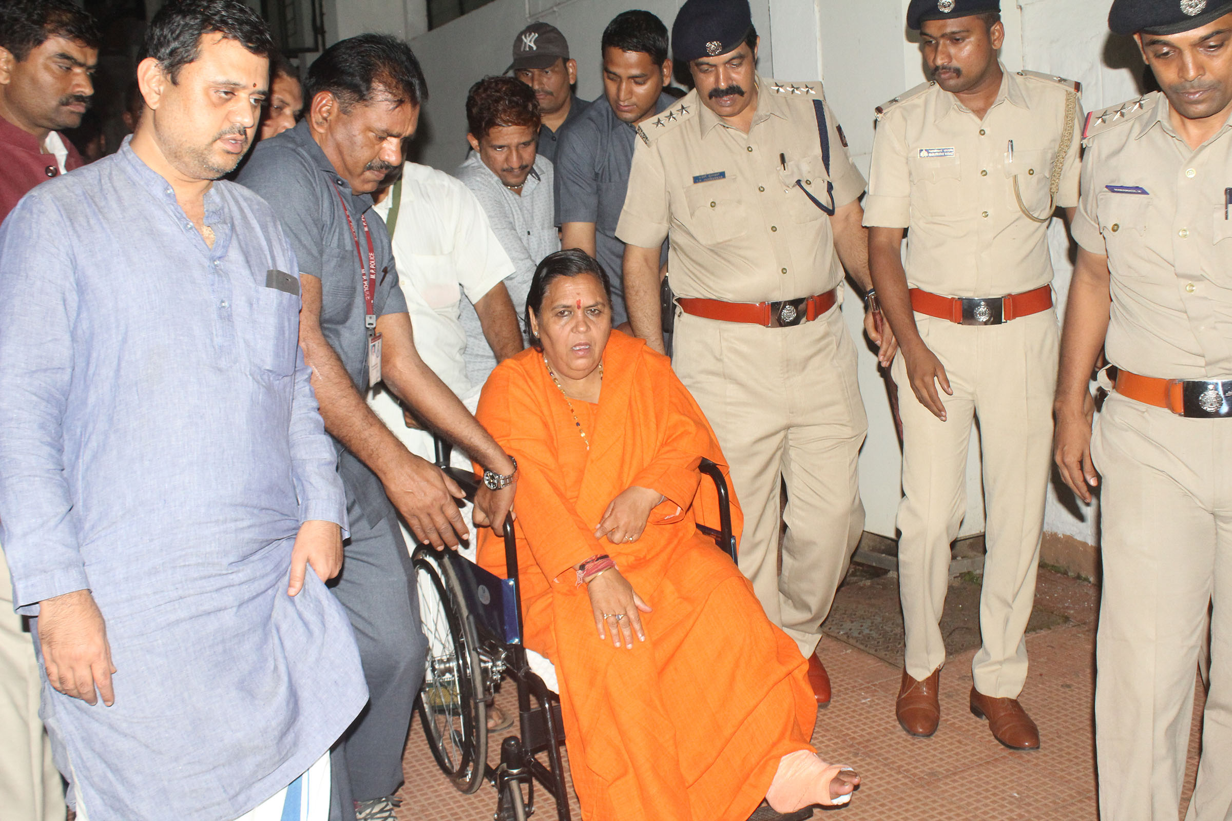 ಪೇಜಾವರ ಶ್ರೀ ಅನಾರೋಗ್ಯ : ಮಣಿಪಾಲ ಆಸ್ಪತ್ರೆಗೆ ಉವಾಭಾರತಿ ಸಹಿತ ಹಲವು ಗಣ್ಯರ ಭೇಟಿ