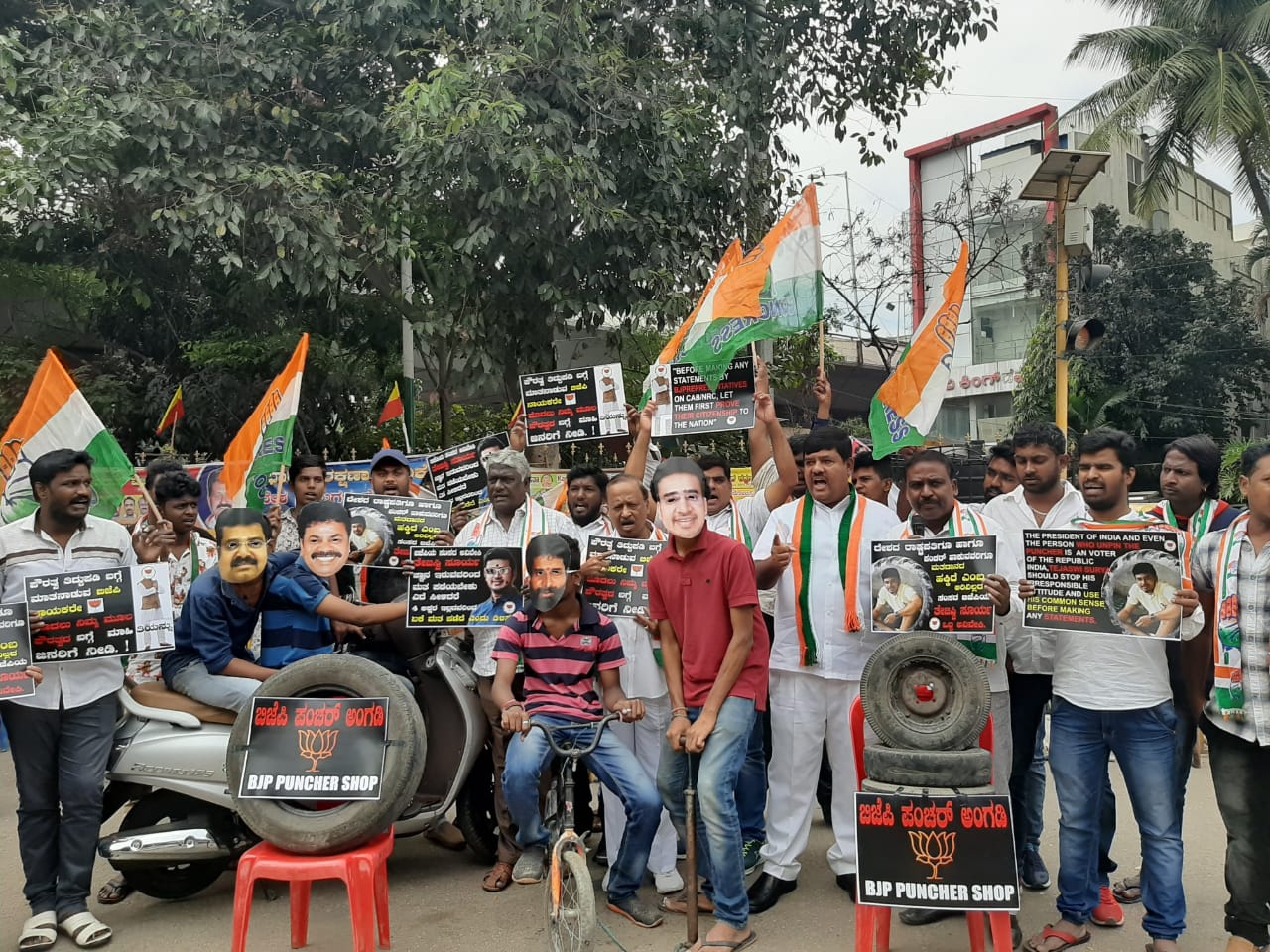 ಸಂಸದ ತೇಜಸ್ವಿ ಸೂರ್ಯ ಹೇಳಿಕೆ ಖಂಡಿಸಿ ನಡು ರಸ್ತೆಯಲ್ಲೇ ಪಂಚರ್ ಅಂಗಡಿ ತೆರೆದು ವಿನೂತನ ಪ್ರತಿಭಟನೆ