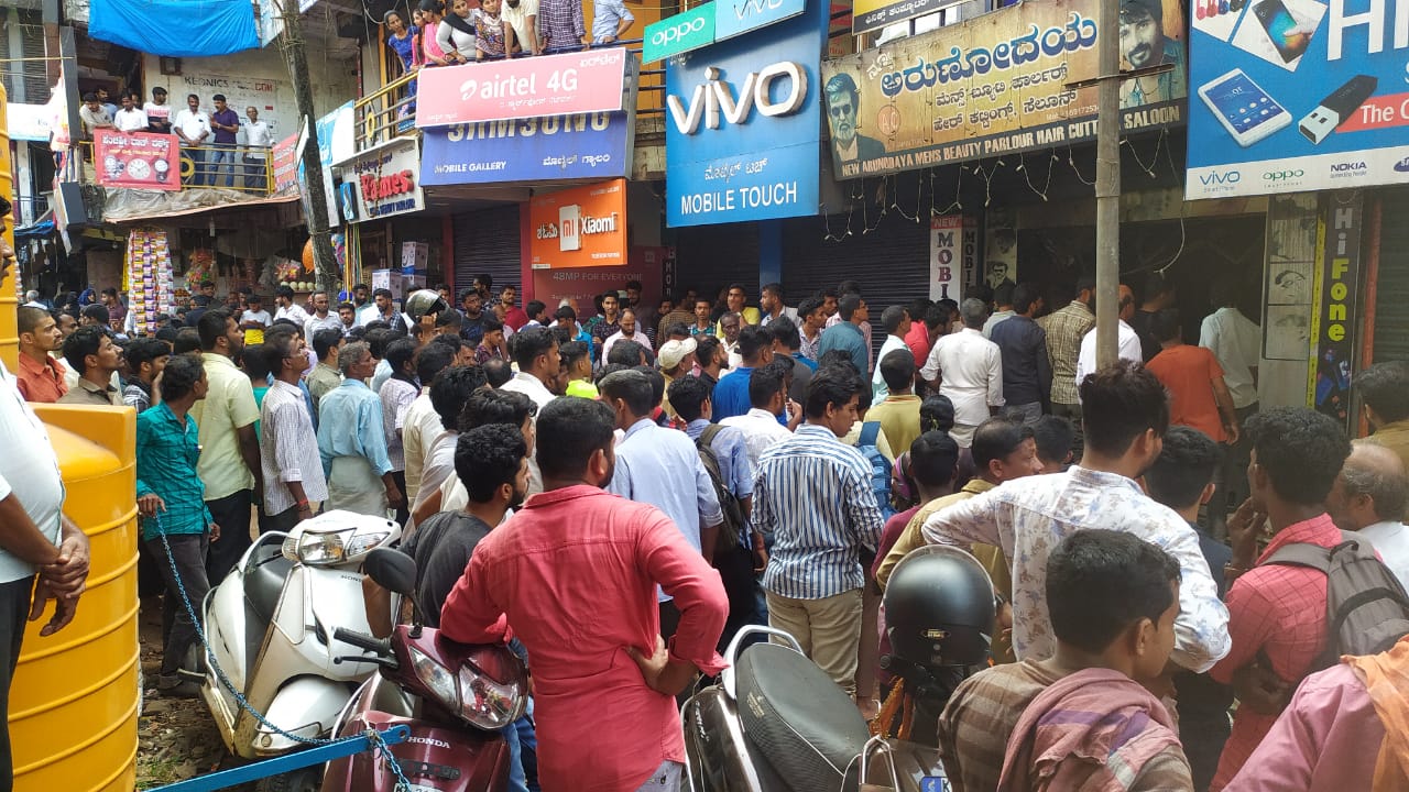 ಶಾರ್ಟ್ ಸರ್ಕ್ಯೂಟ್‍ನಿಂದ ಸೆಲೂನ್ ಗೆ ಬೆಂಕಿ : ಓರ್ವನಿಗೆ ಗಾಯ