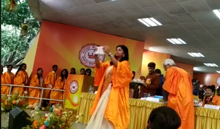 ಘಟಿಕೋತ್ಸವದ ವೇದಿಕೆಯಲ್ಲಿ ಸಿಎಎ ಪ್ರತಿ ಹರಿದು ಇಂಕ್ವಿಲಾಬ್ ಘೋಷಣೆ ಕೂಗಿದ ವಿದ್ಯಾರ್ಥಿನಿ