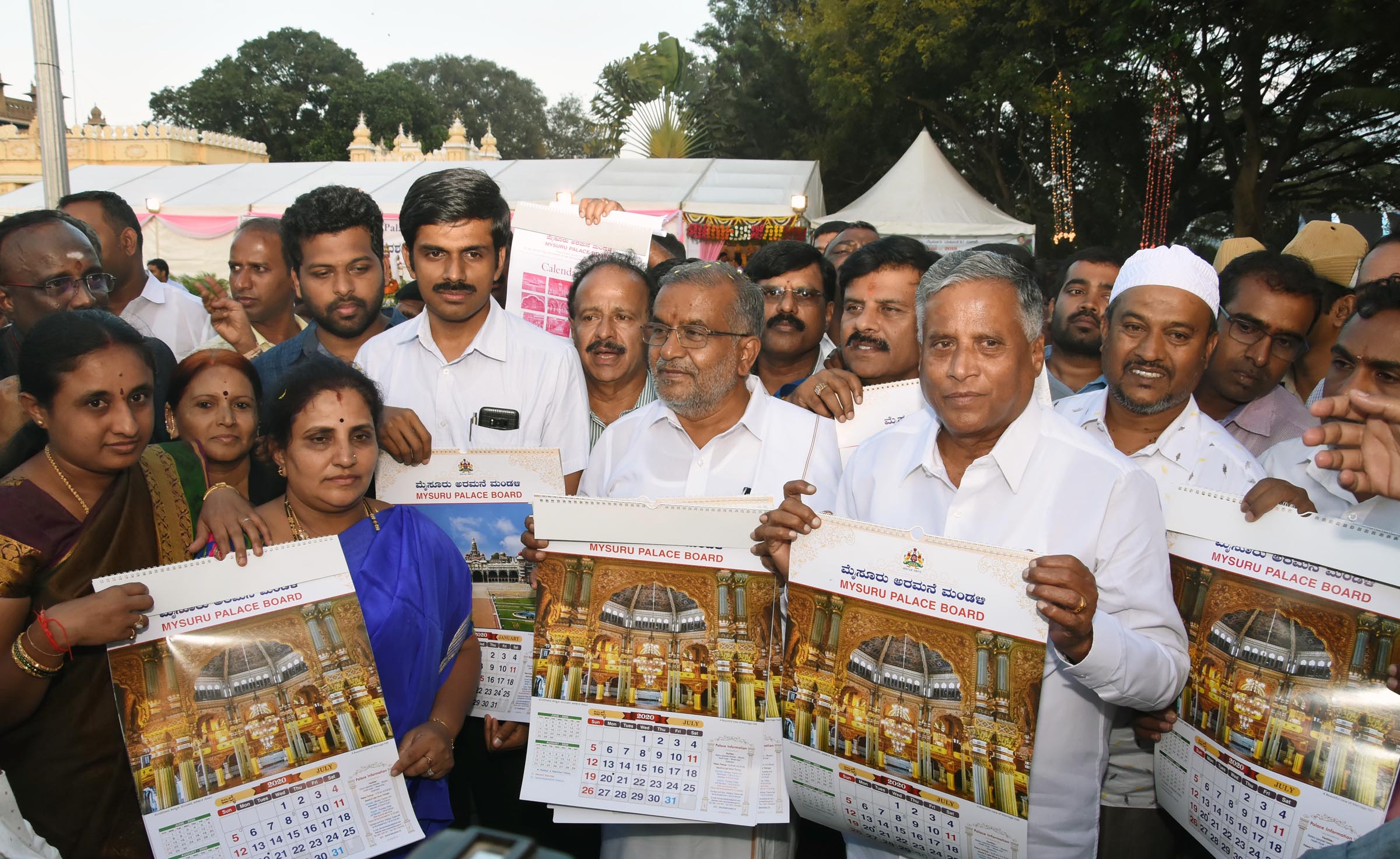 ಮೈಸೂರು: ಪ್ರವಾಸಿಗರನ್ನು ಕೈ ಬೀಸಿ ಕರೆಯುತ್ತಿದೆ ವಿವಿಧ ಬಣ್ಣಗಳ ಹೂವಿನ ಕಲಾಕೃತಿಗಳು