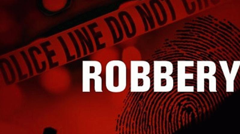 ಬ್ಯಾಂಕ್ ದರೋಡೆ ಮಾಡಿ ರಸ್ತೆಯಲ್ಲಿ ಹಣ ಎಸೆಯುತ್ತಾ ‘ಮೆರಿ ಕ್ರಿಸ್ಮಸ್’ ಎಂದ!