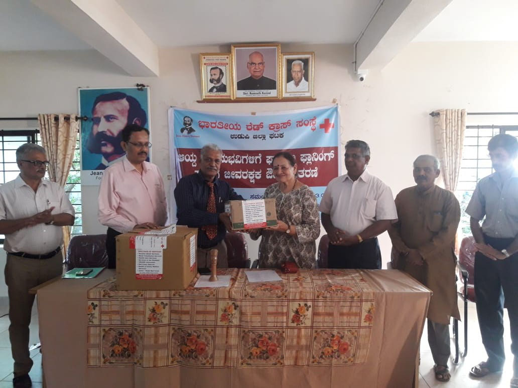 ರೆಡ್‌ಕ್ರಾಸ್ ವತಿಯಿಂದ ಜೀವರಕ್ಷಕ ಔಷಧಿ ವಿತರಣೆ