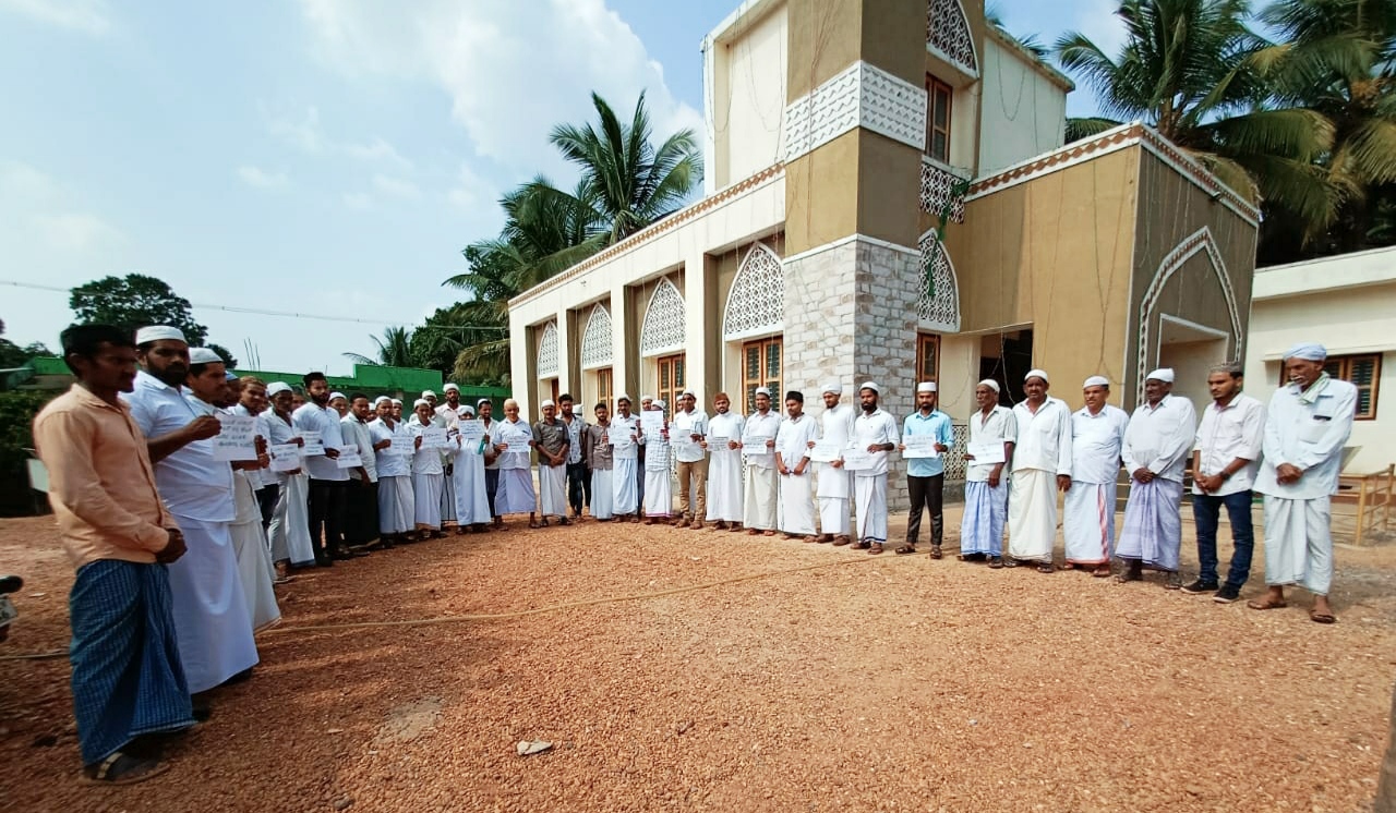 ಪಂಜರಕೋಡಿ: ಪೊಲೀಸ್ ದೌರ್ಜನ್ಯದ ವಿರುದ್ಧ  ಭಿತ್ತಿಪತ್ರ ಪ್ರದರ್ಶನ