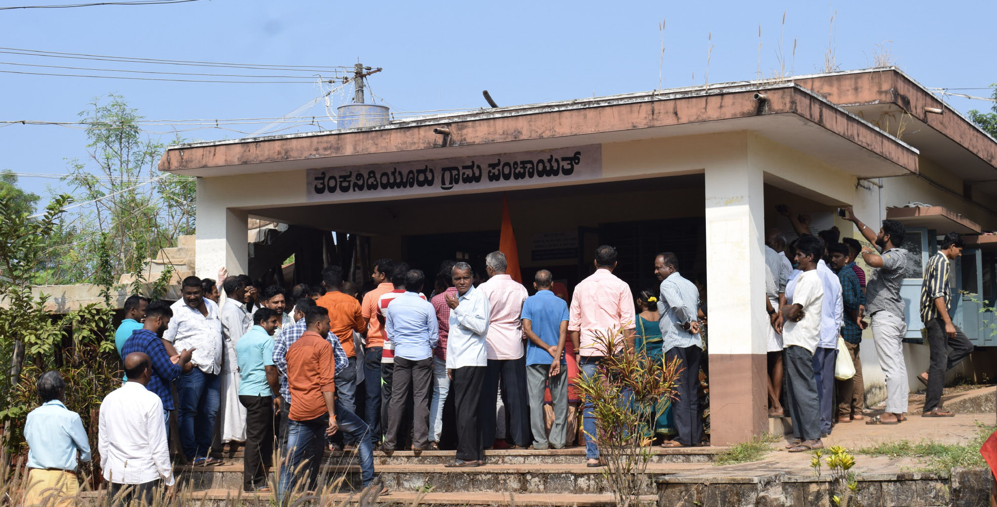 ರಸ್ತೆ ದುರಸ್ತಿಗೆ ಆಗ್ರಹಿಸಿ ತೆಂಕನಿಡಿಯೂರು ಗ್ರಾಪಂಗೆ ಮುತ್ತಿಗೆ