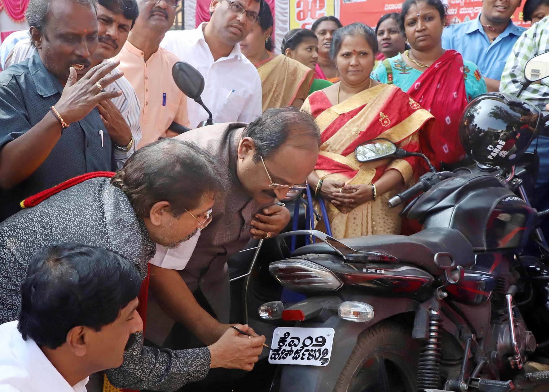 ವಾಹನಗಳಿಗೆ ಕನ್ನಡ ಅಂಕಿ ಅಕ್ಷರ ಬರೆಯುವ ಕಾರ್ಯಕ್ಕೆ ಚಾಲನೆ